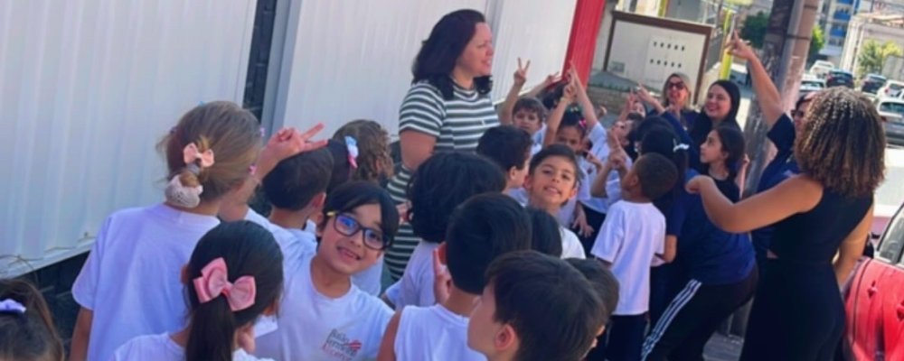 WALKING AROUND THE SCHOOL 2º PERÍODO E 1º ANO