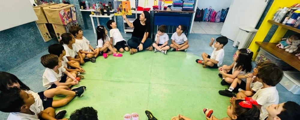 ENTRE HISTÓRIAS E RECORTES