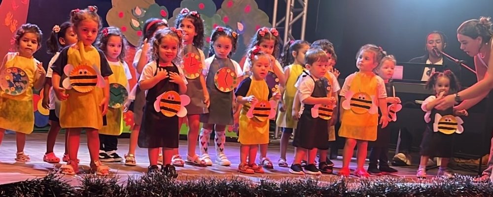 APRESENTAÇÃO DAS TURMAS DO MATERNAL 1 E 2